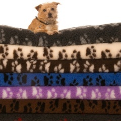 Vet Bedding Non-Slip Pink Paws Гипоаллергенный термоковрик-лежак 100х150 см розовый с голубыми лапками Vet Bedding Non-Slip Pink Paws Гипоаллергенный термоковрик-лежак 100х150 см розовый с голубыми лапками